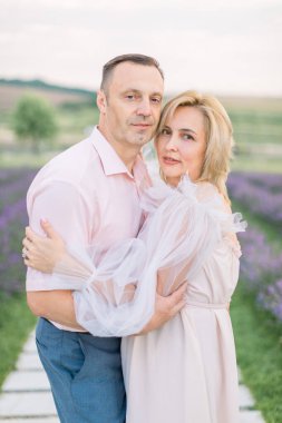 Lavanta tarlalarında genç bir çift