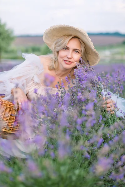 Bela senhora loira madura no campo de lavanda. — Fotografia de Stock