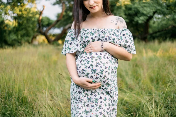 Primer plano de la mujer en la expectativa posando en el aire fresco —  Fotos de Stock