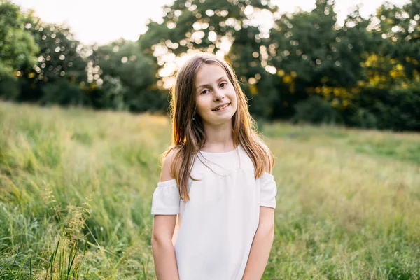 Jolie fille souriant et regardant la caméra au jardin d'été — Photo