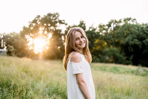 Bella ragazza in abito estivo in posa al giardino verde — Foto Stock