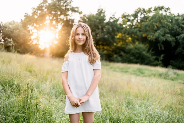 Jolie fille en robe d'été posant au jardin vert — Photo