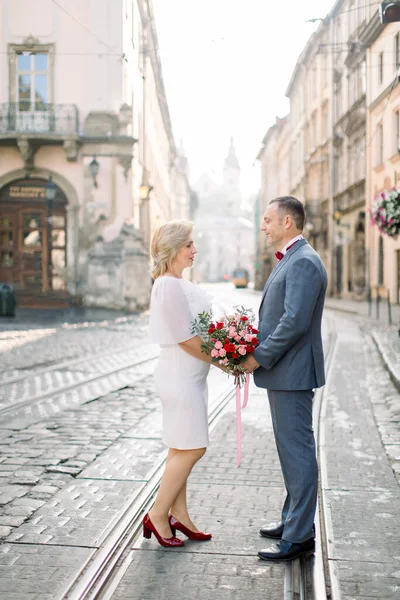 Outdoors portrait of romantic couple in the old city. — Stock Photo, Image