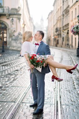 Eski kentteki güzel olgun bir çiftin tam boy portresi.