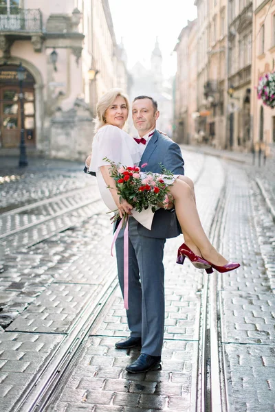 Ritratto di una bella coppia matura nella città vecchia — Foto Stock