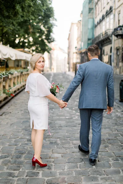 Romantický dospělý pár chůze na ulici v krásném starověkém evropském městě — Stock fotografie