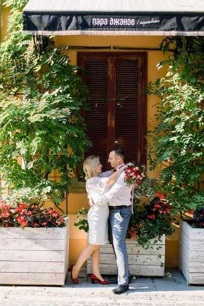Krásný krásný dospělý pár, objímající se navzájem, a těší jejich procházka v krásném starém městě — Stock fotografie