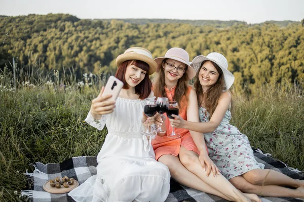 Amies, profiter du pique-nique d'été et griller des verres à vin, faire selfie photo sur smartphone — Photo
