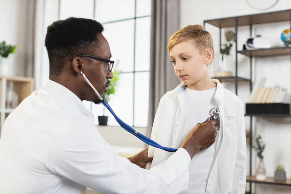 Médico examinando a saúde com estetoscópio de menino — Fotografia de Stock