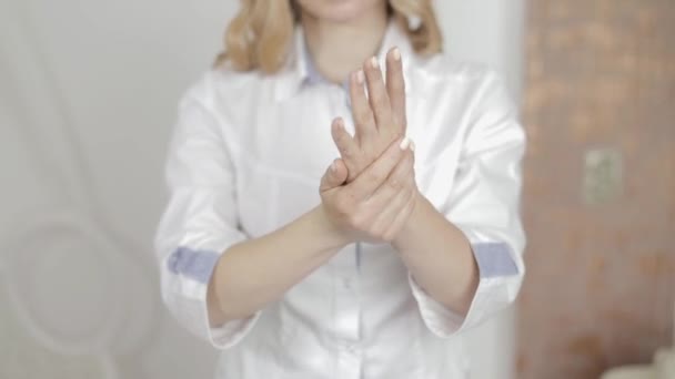 Zbliżenie kobiecych rąk w szorowaniu ciała. Ziarniste obieranie dłoni. Wellness i spa szorować ręce. Lekarz kosmetolog kobieta nakłada na szorowanie strony kosmetyk — Wideo stockowe