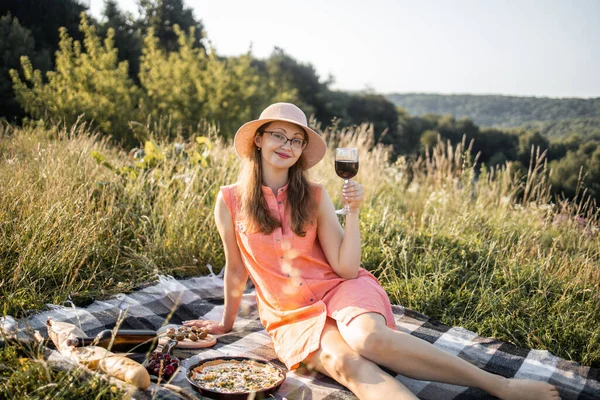 밖에 있는 담요 위에 빨간 와인을 탄 여인 — 스톡 사진