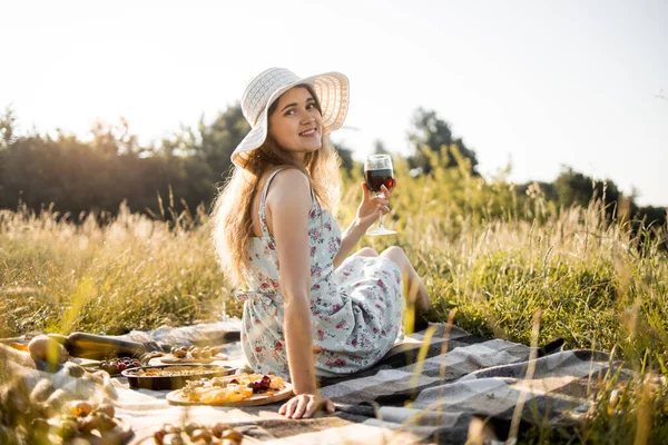 로맨틱 한 여자가 휴식을 취하고 와인을 마시고 꿈을 꾸며 피크닉에서 휴가를 즐긴다 — 스톡 사진