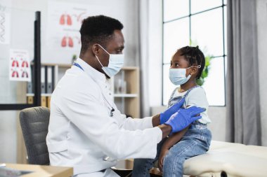 Afrikalı kız için Covid-19 aşısı yapan çocuk doktoru.
