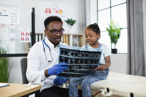 Médico africano explicando resultados x raio de varredura para a menina — Fotografia de Stock