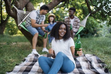 Afrikalı kadın yazı doğada üç arkadaşıyla geçiriyor.