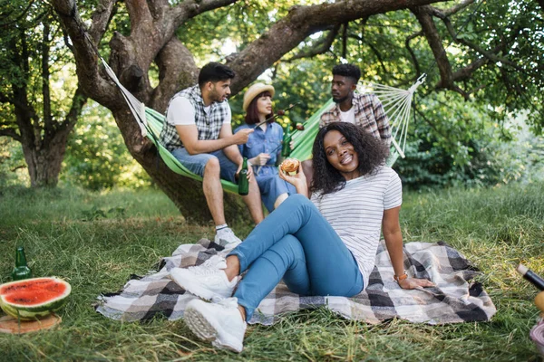 Femme africaine pique-nique avec des amis au jardin — Photo