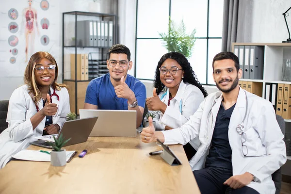 Ofis toplantısında çok ırklı doktorlar onaylıyor. — Stok fotoğraf