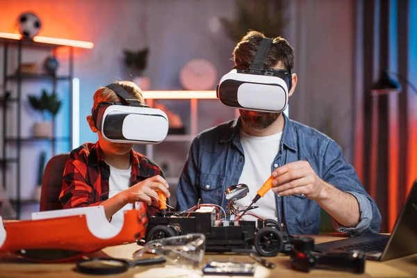 Apa segít a fiának megjavítani a játékautót VR szemüvegben — Stock Fotó