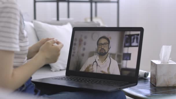 Médico masculino en auriculares que proporciona asistencia médica remota en el chat de conferencia virtual — Vídeo de stock