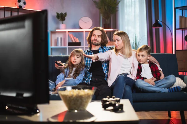 Ouders met zoon en dochter die thuis tv kijken — Stockfoto