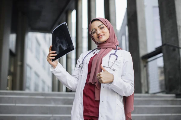 Arabo donna medico in piedi all'aperto con scansione a raggi X — Foto Stock