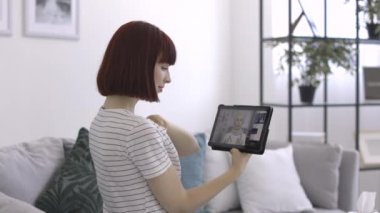Arap Müslüman kadın doktor, hasta kadın hastaların semptomlarını video konferansında açıklıyor.
