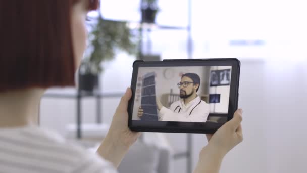 Médecin professionnel parlant avec le patient en ligne sur les bons résultats de la tomodensitométrie — Video