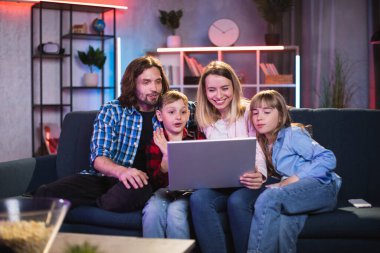 Aile evde otururken bilgisayarla görüntülü arama yapıyor