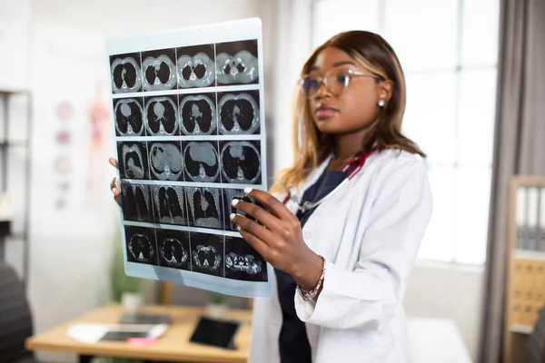 Médecine afro-américaine regardant la tomodensitométrie — Photo