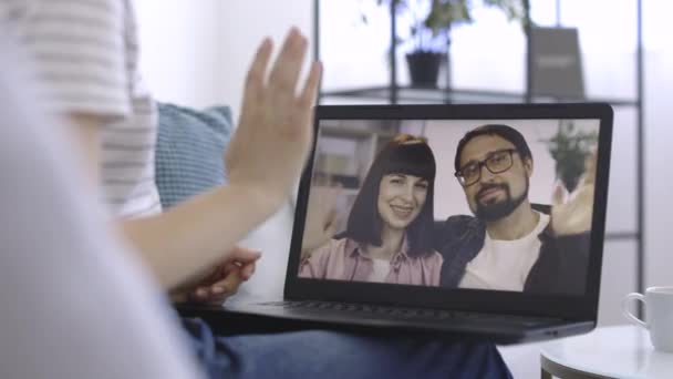 Close-up laptop scherm uitzicht met aangename Kaukasische paar met behulp van videoconferentie app voor remote call met familie — Stockvideo