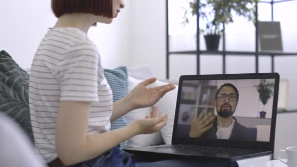 Discutere il progetto online. Comunicazione remota di giovane coppia felice di amici. — Video Stock