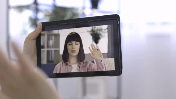 Tablet-PC-Bildschirm mit jungen, glücklichen Studentinnen, die Videokonferenzen machen, winken und reden — Stockvideo