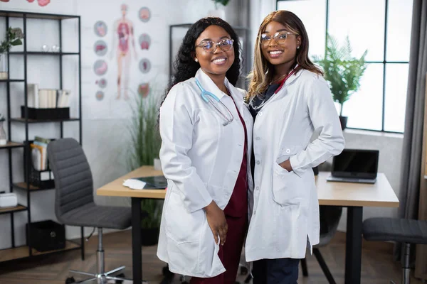 아프리카 계 미국인 의사나 간호사 두 명 이 카메라 앞에서 웃으며 — 스톡 사진