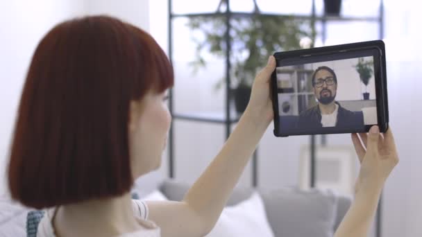 电脑屏幕与可爱的胡子男人，与他的女朋友通过视频聊天. — 图库视频影像