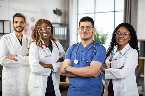 Hermosa enfermera médica y colegas en el hospital — Foto de Stock