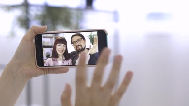 Mujer irreconocible está utilizando la aplicación de teléfono para la comunicación de vídeo con sus amigos — Vídeos de Stock