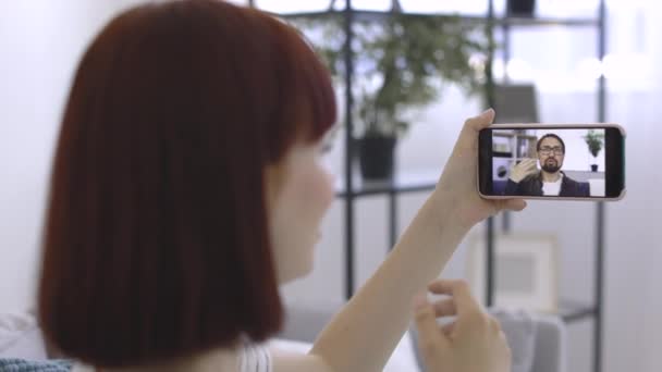 Kaukasiska flicka kommunicerar med manlig vän on-line via video samtal app — Stockvideo