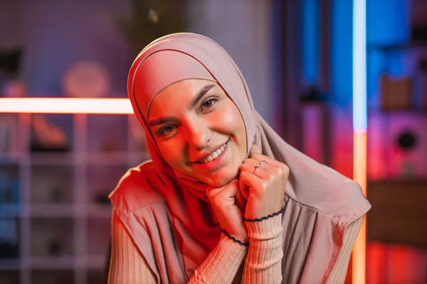A hidzsábi muszlim nő portréja, aki őszintén mosolyog otthon. — Stock Fotó