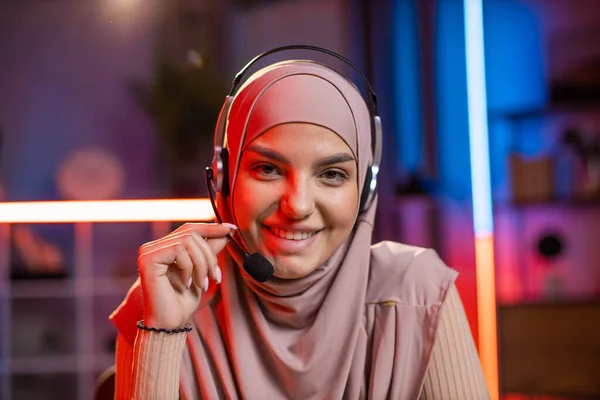 히잡 과 헤드폰을 쓰고 카메라 앞에서 웃는 즐거움을 주는 여성 — 스톡 사진