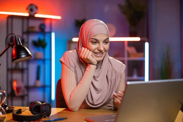 저녁 시간에 컴퓨터로 비디오 통화를 하는 아랍 여성 — 스톡 사진