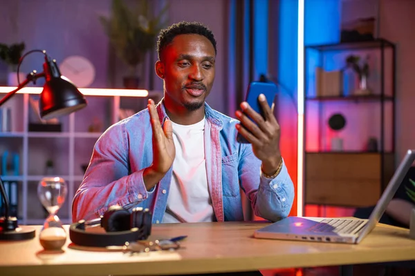 Bel homme noir en utilisant smartphone pour appel vidéo à la maison — Photo