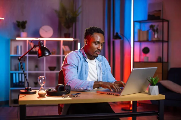 Africain assis bureau à domicile et dactylographier sur ordinateur portable — Photo