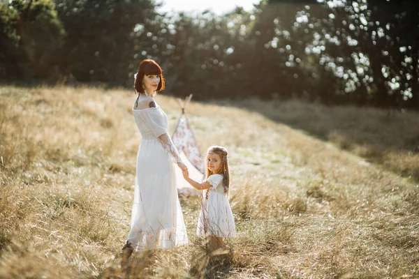 Mère et petite fille, habillées dans un style amérindien, profitant de l'été ensemble sur le terrain — Photo