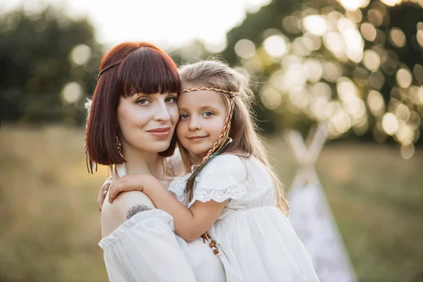 Щаслива красива мати і маленька дочка, позує на камеру в природі — стокове фото