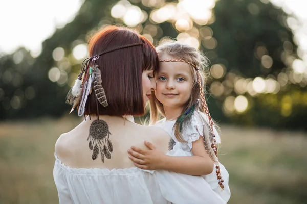 Heerlijk zorgzame vrouw moeder, vasthouden aan handen haar mooie schattige dochter en genieten van de zomer — Stockfoto