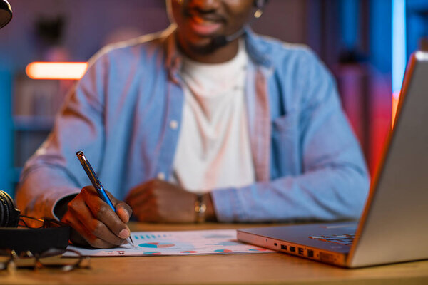 Крупный план черного человека в наушниках с видеозвонком на ноутбуке