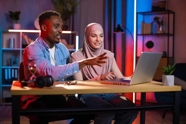 Homme africain et femme musulmane utilisant un ordinateur portable pour le travail — Photo