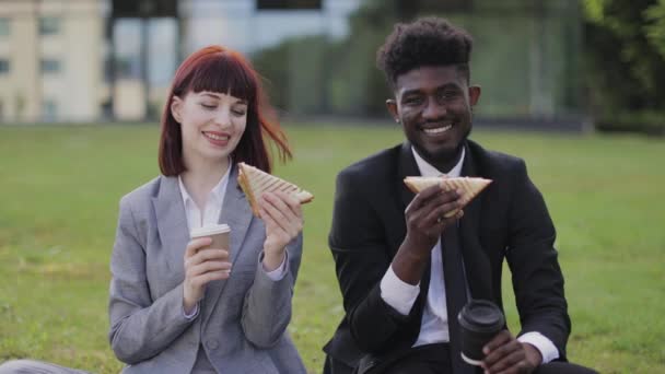 Primer plano de la alegre gente de negocios multiétnicos, almorzando juntos — Vídeo de stock