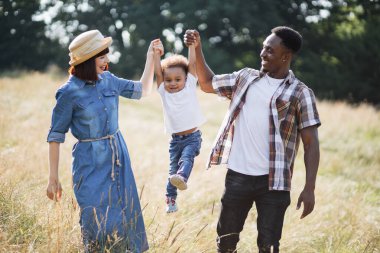 Farklı ebeveynler, çocuk yetiştirirken doğal yollardan yürüyorlar.