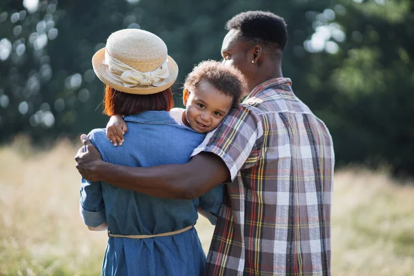 Multi pais étnicos com filho pequeno passar o tempo ao ar livre — Fotografia de Stock